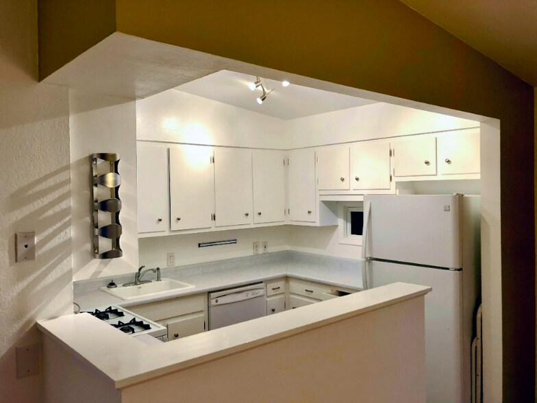 Building Photo - 821 Juniper Ln