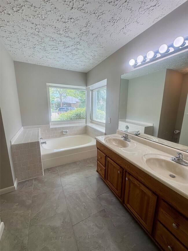 Building Photo - 15702 Roxton Ridge Dr