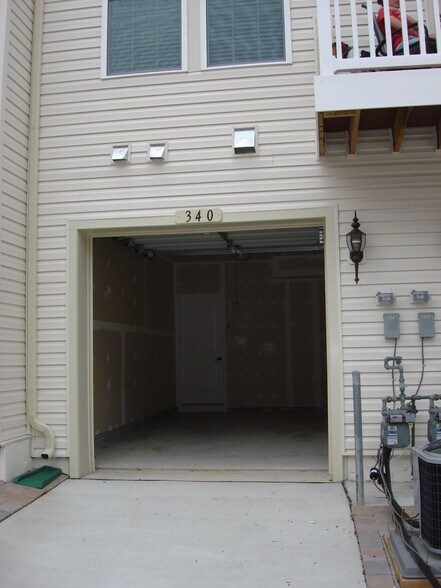 Building Photo - 340 Chessington Dr