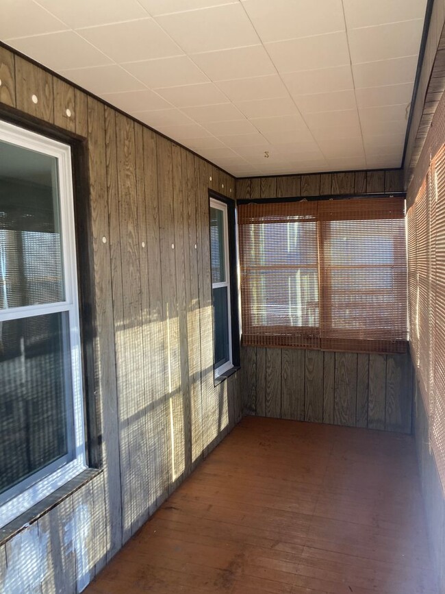 Building Photo - 3 Bed 1 Bath house in Rock Island