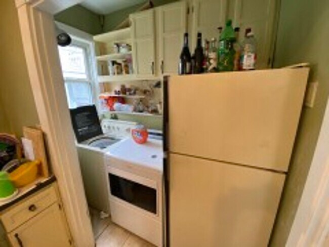 Building Photo - NEU 4 BR Apartment (in unit laundry!)- NO FEE - 9/1