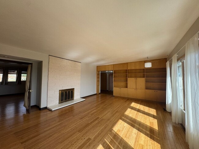 Building Photo - Move in special-HALF off first month's rent!