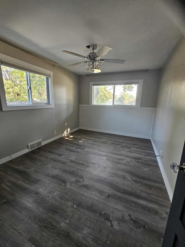 Building Photo - 214 S Yelm St