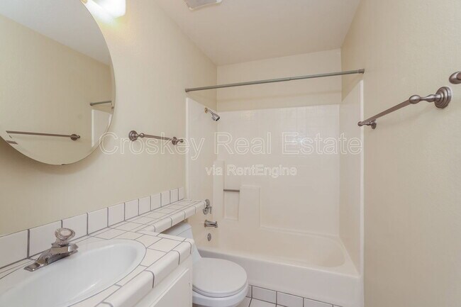Building Photo - 357 Hazelnut Ln