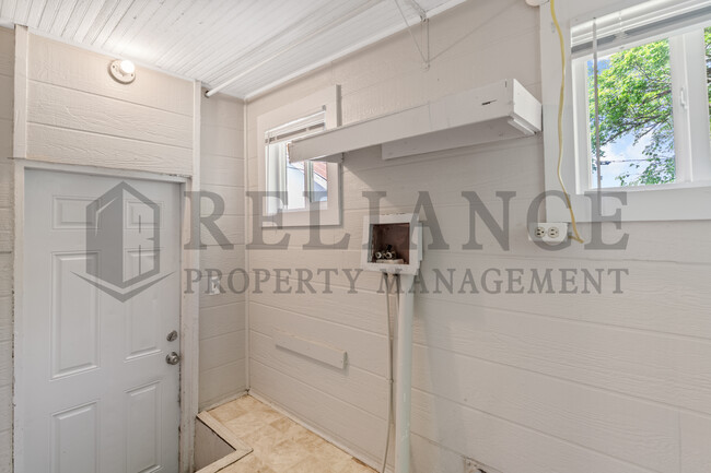 Building Photo - 921 S Sedgwick St
