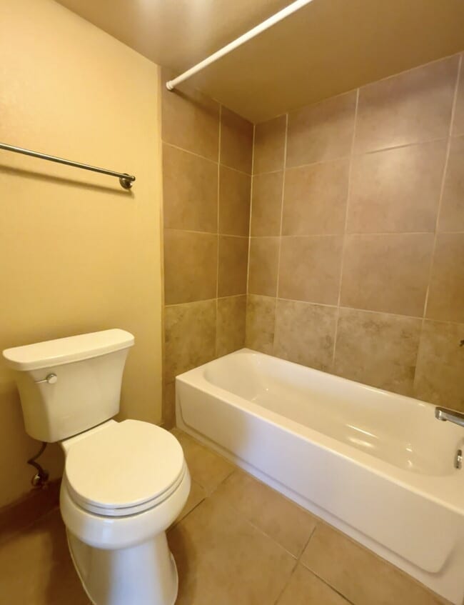 Building Photo - "Discover Modern Comfort: 2-Bed, 2-Bath in Tucsons Foothills “