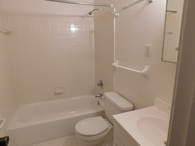 Building Photo - GREAT DUPLEX AVAILABLE NOW