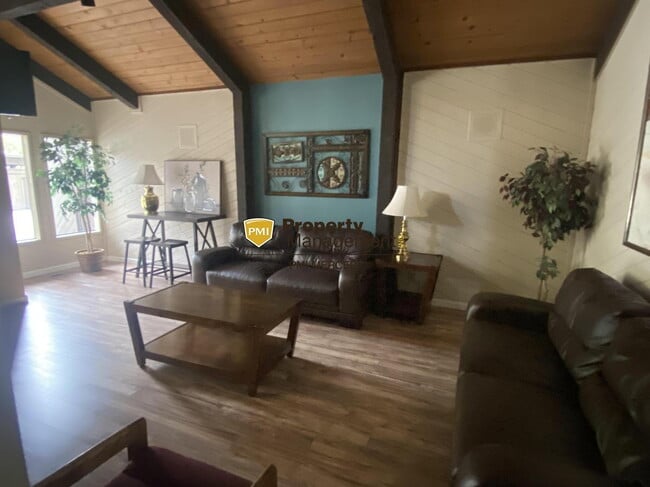 Building Photo - Coming Soon! 2 Bedroom Condo in Gated Community!