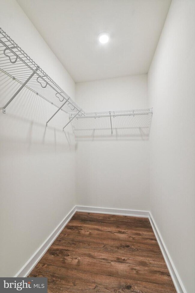 Building Photo - 6211 Woodbine Ave