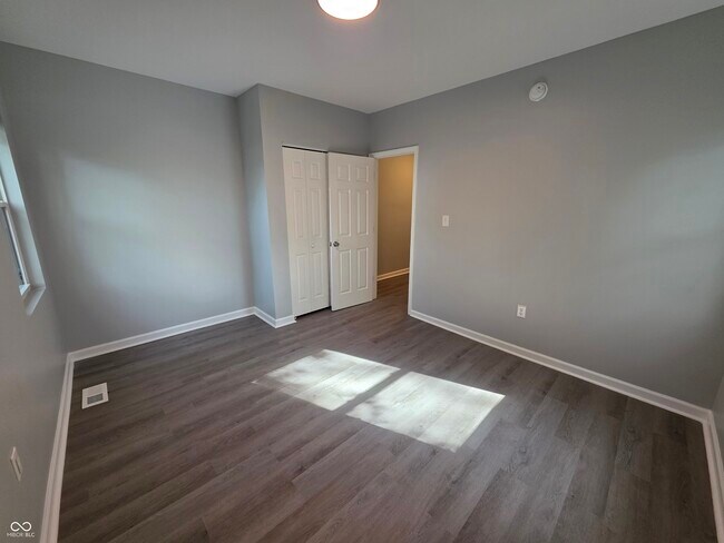 Building Photo - 834 Lasalle St