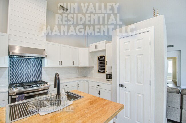 Building Photo - 17526 W Coyote Trail Dr