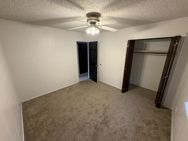 Building Photo - 2706 Park Dr