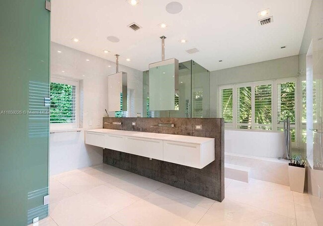 Building Photo - 3503 Banyan Cir