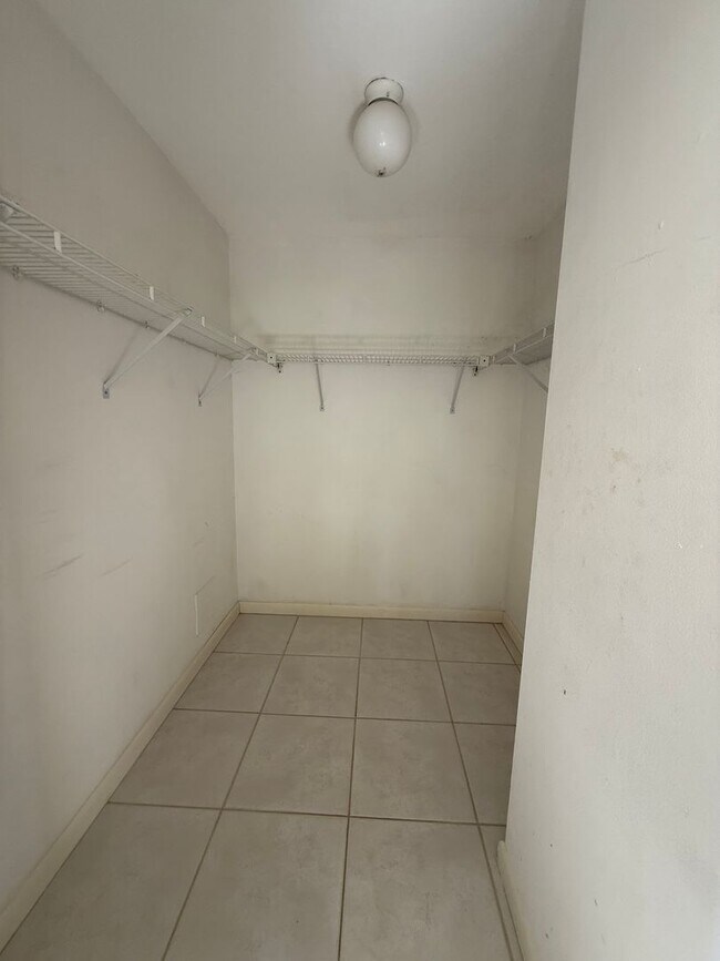 Building Photo - 2/2 Single Family Available Now!