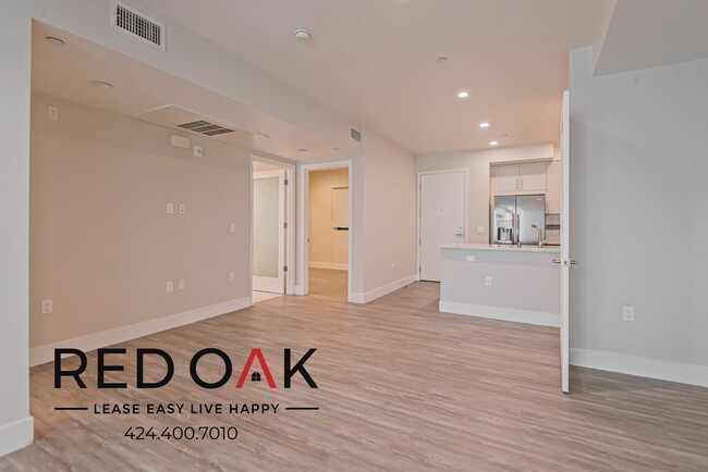 Building Photo - Gorgeous Two Bedroom with Central Heat and...