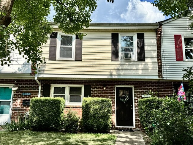 Building Photo - Great Neck Townhome Available NOW! Neutral...