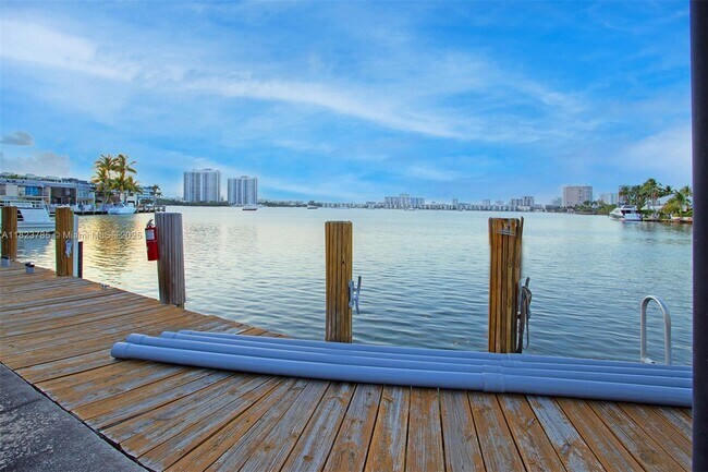 Building Photo - 2821 N Miami Beach Blvd