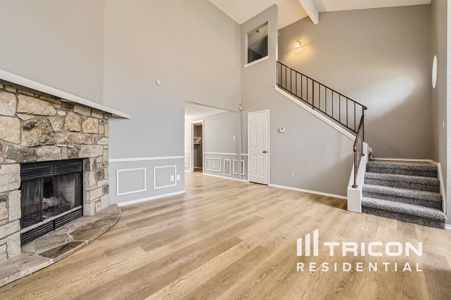 Building Photo - 909 Canary Ln