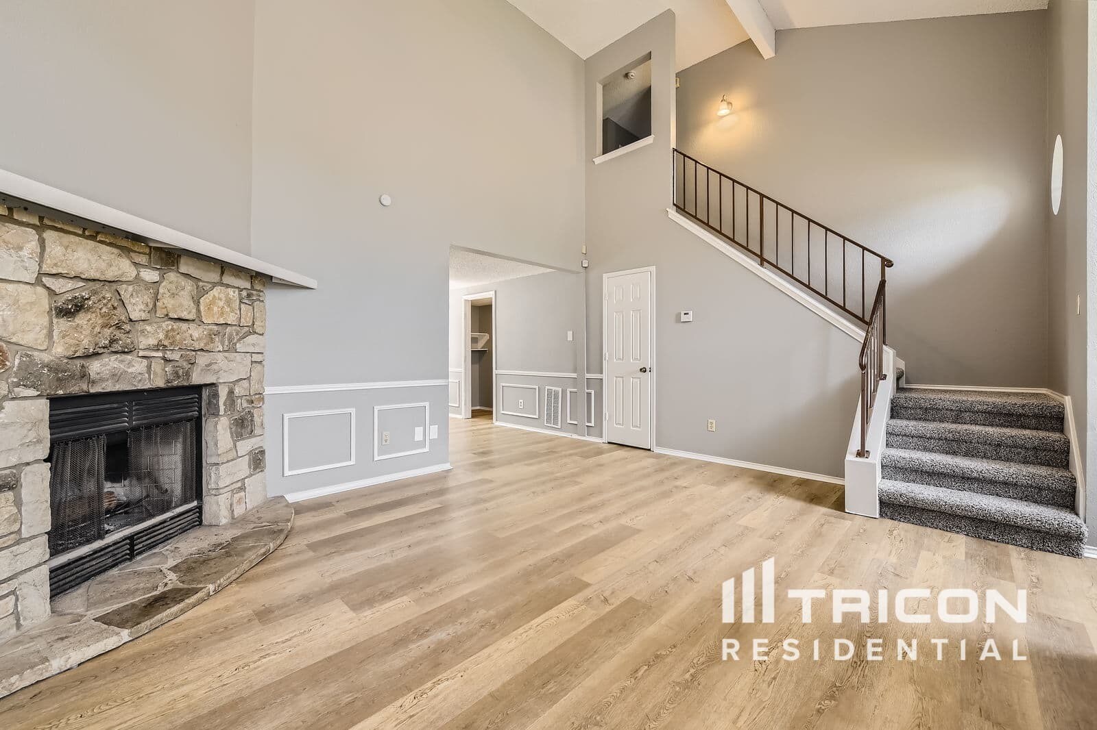 Building Photo - 909 Canary Ln