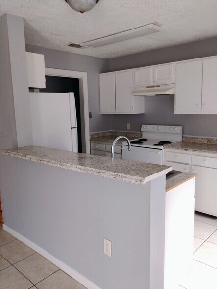 Building Photo - 1612 Cedar Lake Dr