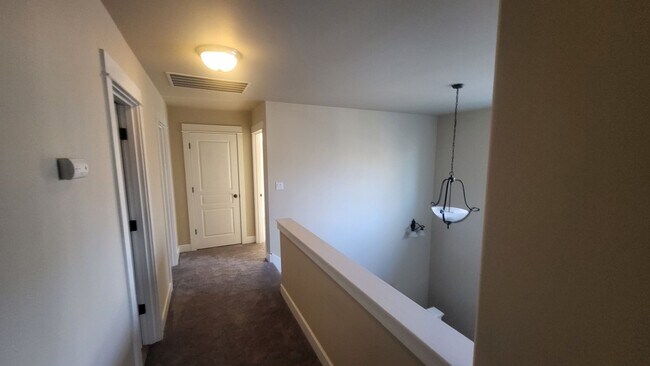 Building Photo - SE Bend 3 bed 2.5 bath Plus BONUS-Fenced