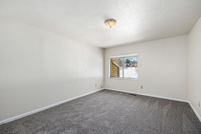 Building Photo - 2 Bedroom 2 Bathroom Townhome in Central A...