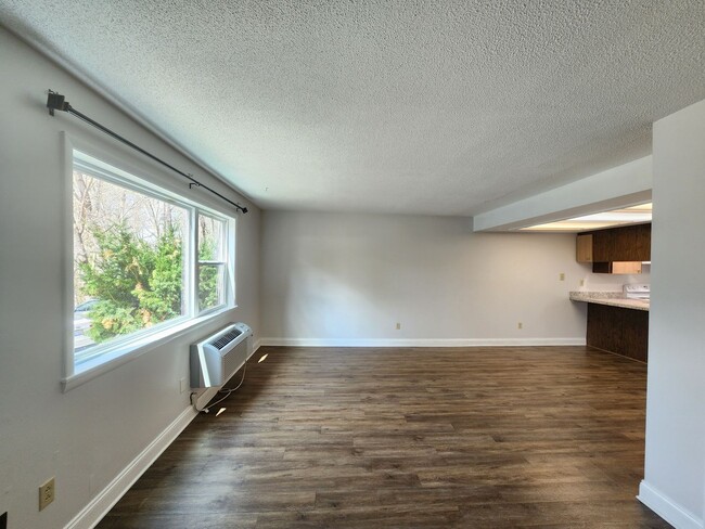 Building Photo - West Asheville Apartment!