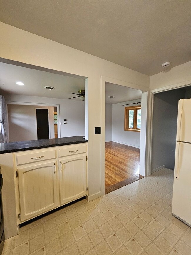 Building Photo - 3 BEDROOM | 2 BATH | DOUBLE GARAGE | WEST