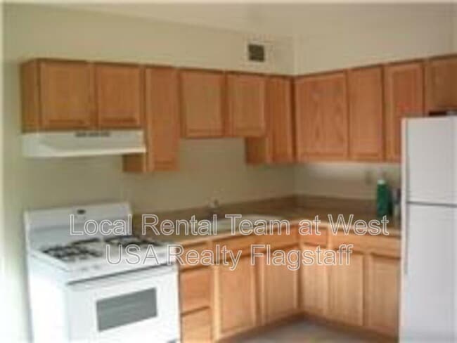 Building Photo - 2219 E Dortha Ave
