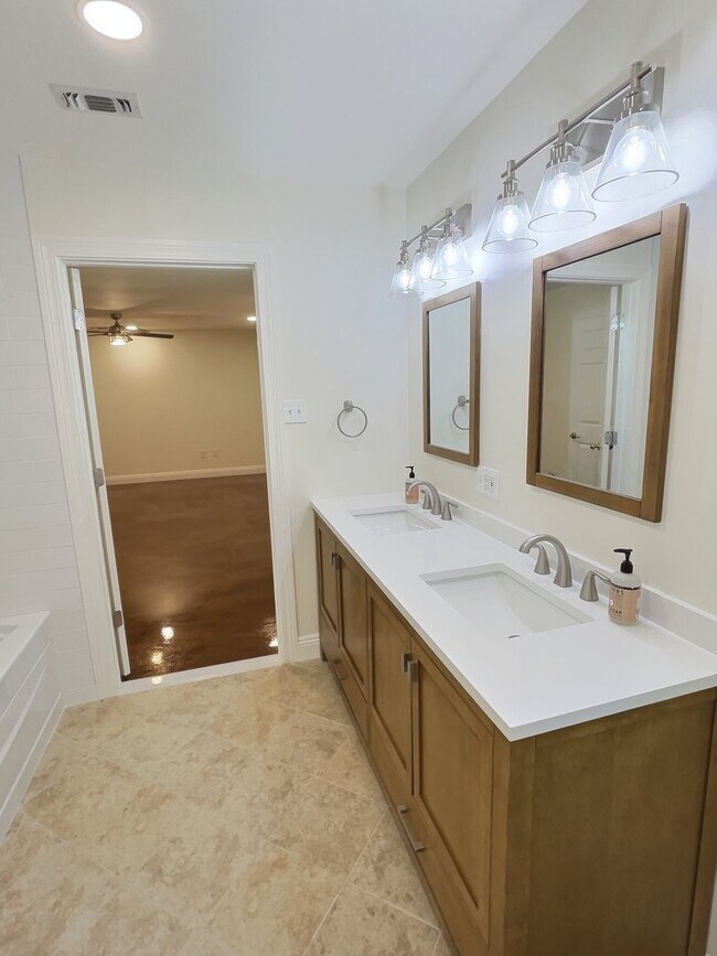 Building Photo - 3 BD Home with 30 x 40 Shop with Four 10 x 12 Attached Stalls