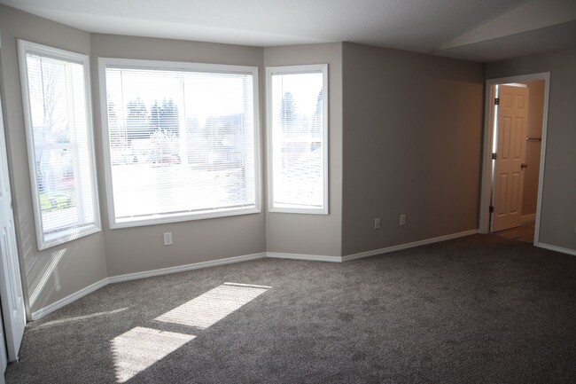 Building Photo - 9002 NE 92nd St