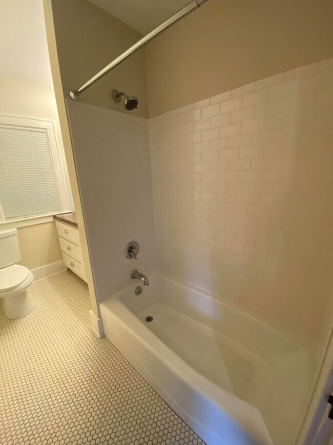 Building Photo - Charming 3-Bedroom, 1 1/2 Bath Upper Duple...