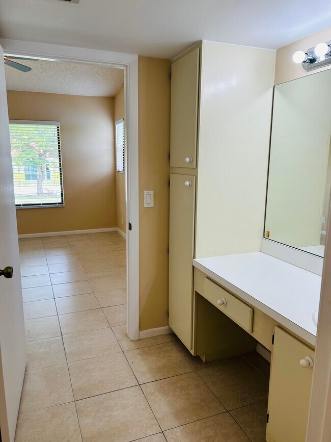 Building Photo - 6649 Somerset Dr
