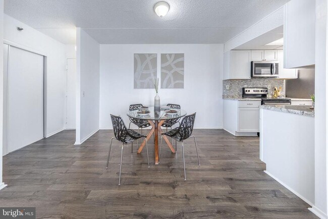 Building Photo - 5911 Edsall Rd