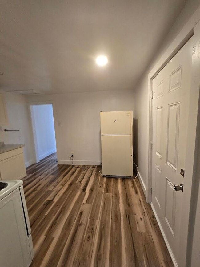 Building Photo - Spacious One Bedroom Duplex located near South Sherman and English Ave
