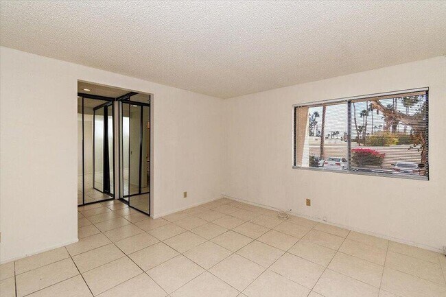 Building Photo - 200 E Racquet Club Rd