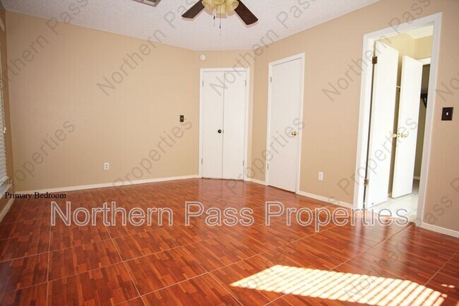 Building Photo - 637 Woodcrest Ln