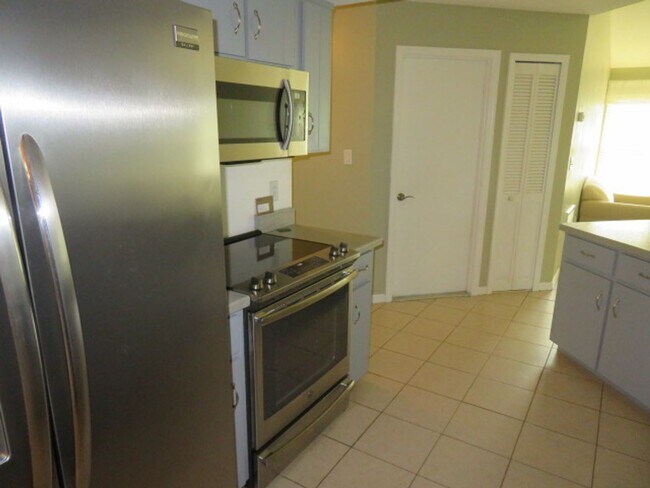 Building Photo - 839 Rosemere Cir