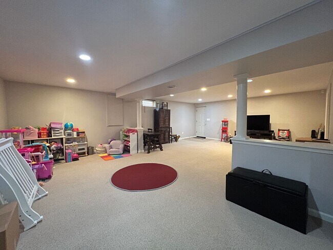 Building Photo - Impressive 4 Bedroom 3.5 Single-Family Hom...