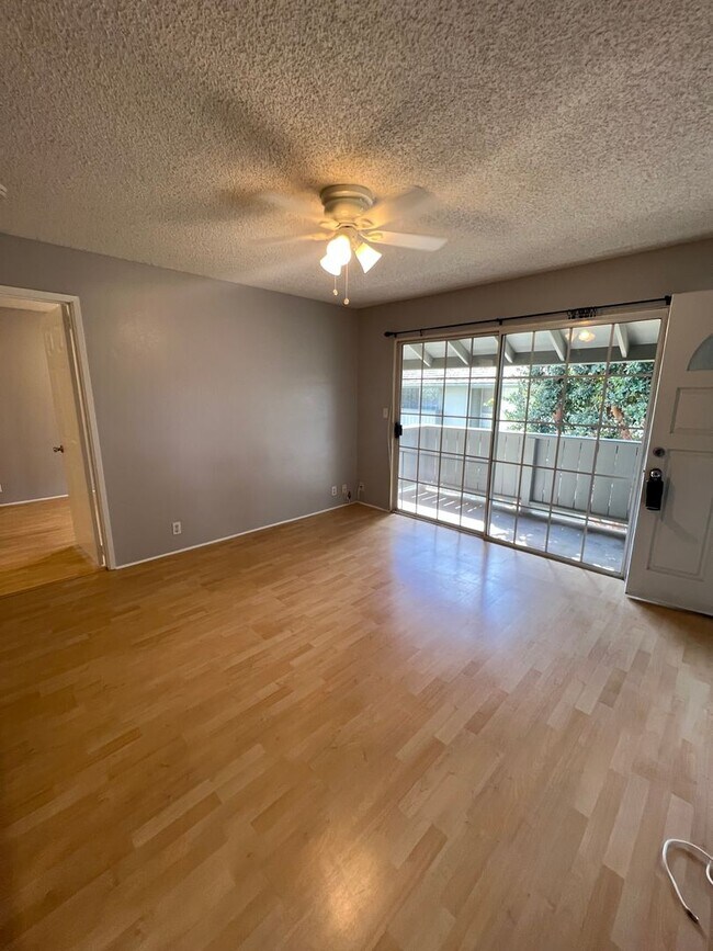 Building Photo - Upstairs Corner Unit 1 Bedroom/1 Bath Town...