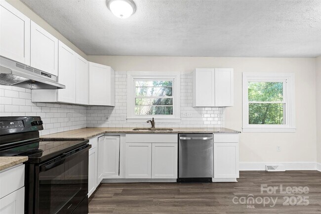 Building Photo - 1022 Green Cir Dr