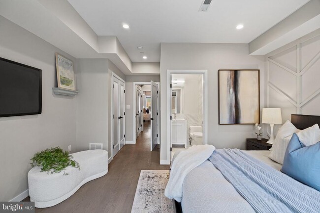 Building Photo - 2106 Spring St