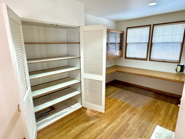 Building Photo - Alameda Neighborhood Pristine Tudor Home, Downtown Views, All The Amenities - A Must See!