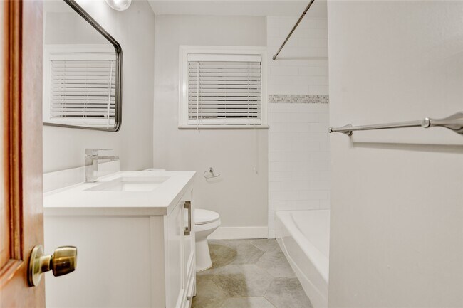 Building Photo - 806 Sue St