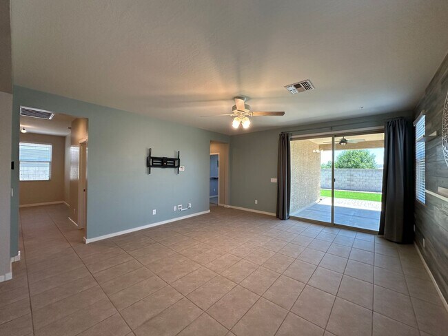 Building Photo - Single Level Home with Split Floor Plan, D...