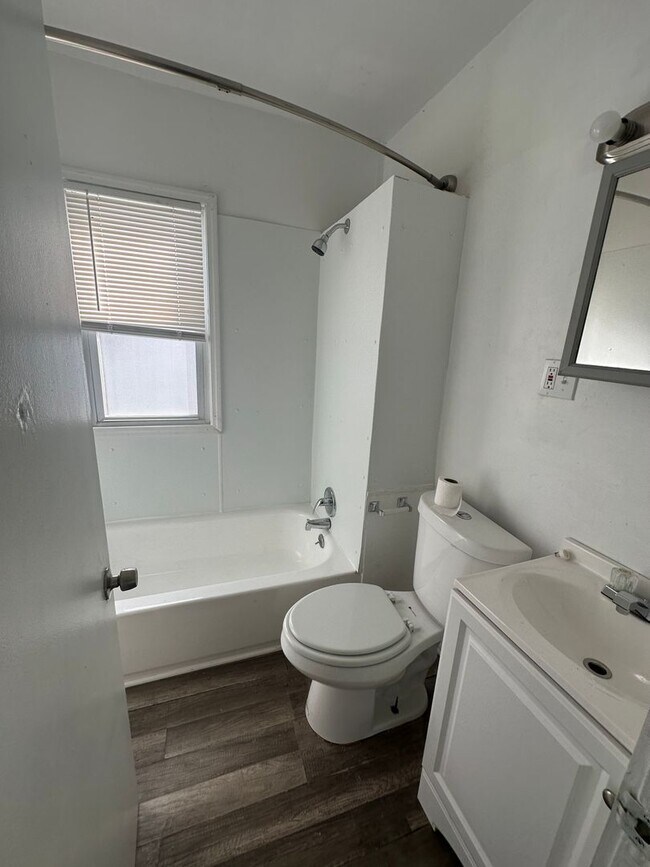 Building Photo - 3bd UPSTAIRS DUPLEX Cash Pay/Section 8