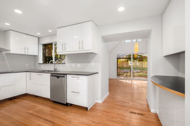 Building Photo - Beautifully remodeled rambler in Finn Hill