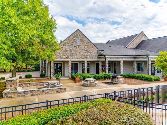 Building Photo - 9736 Springholm Dr