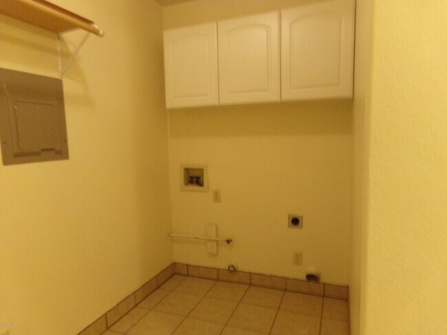 Building Photo - 4801 N Viewpoint Dr