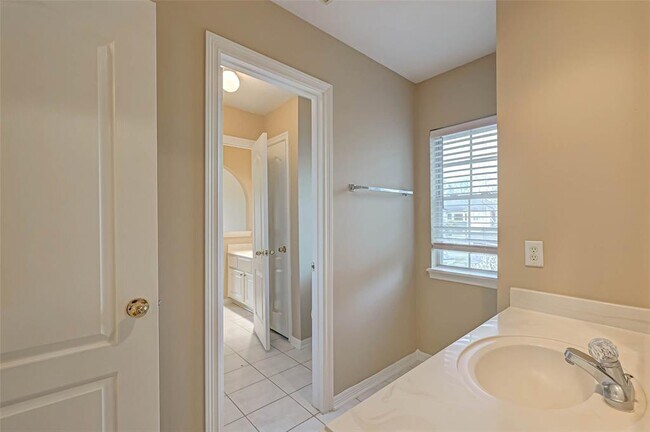 Building Photo - 910 Chinni Ct